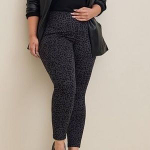 Torrid Woman’s leopard pixie high rise pants NEW Size 2 (18-20)
